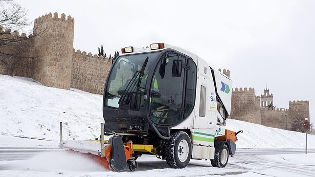 Al minuto: El temporal de nieve empieza a remitir, pero el peligro en las carreteras continúa