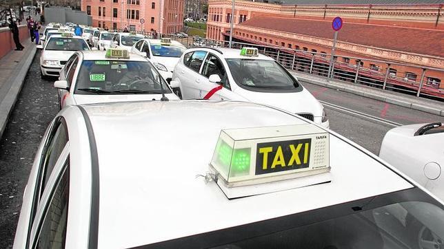 El sector del taxi se opone a no poder circular por el centro sin viajeros