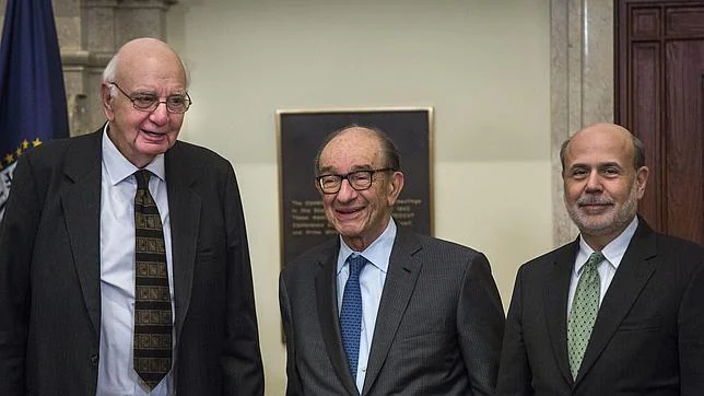 Greenspan (en el centro), junto a Paul Volcker y Ben Bernanke, en 2013