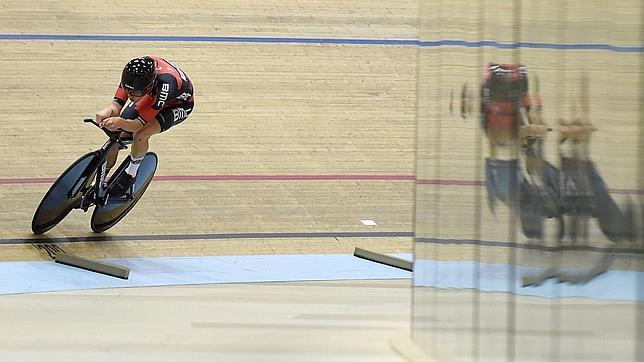 Rohan Dennis rompe el récord de la hora