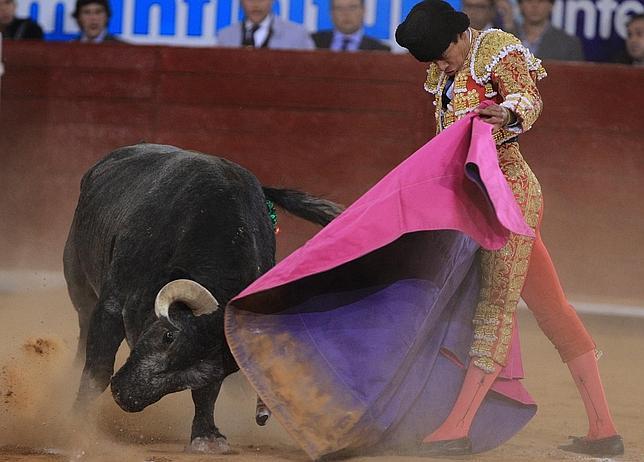 Sergio Flores saluda con el capote al toro que indultó