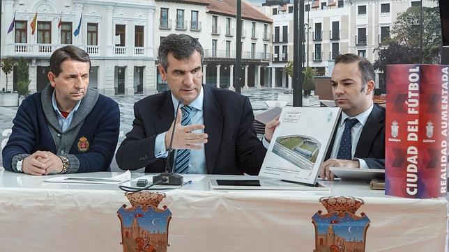 El alcalde muestra el nuevo proyecto de la Ciudad del Fútbol
