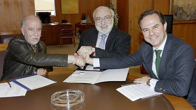 Miguel Valor, Fernando Bayón y Carlos Castillo, durante la firma del acuerdo