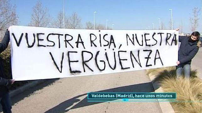 Una pancarta crítica recibe a los jugadores del Real Madrid en el entrenamiento