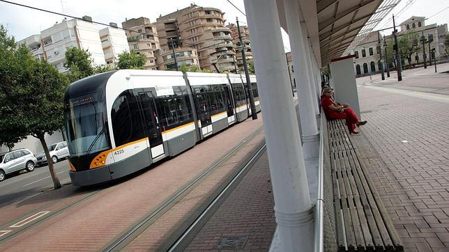 Un pasajero sin billete amenaza con tirar a las vías del tren al interventor