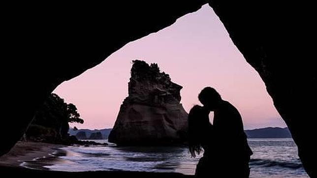 « Aunque 20000 km de tierra y agua nos separen, nuestro amor seguirá constante. Y rezo con el día de volver a reencontrarte. TE AMO PEQUEÑA.» Foto tomada en Cathedral Cove (Nueva Zelanda). Actualmente ella esta en Nueva Zelanda trabajando,y yo en España. (Eduardo Alonso)