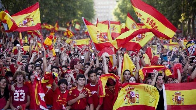 Una imagen de aficionados españoles celebrando el triunfo en la Eurocopa