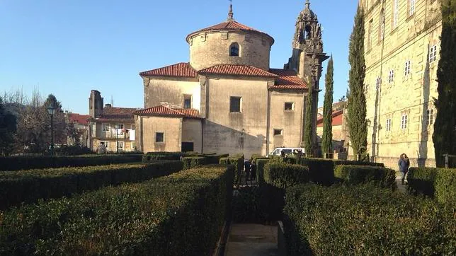 Jardín en la trasera del Obradoiro que ocupó el antiguo cementerio de peregrinos en Santiago