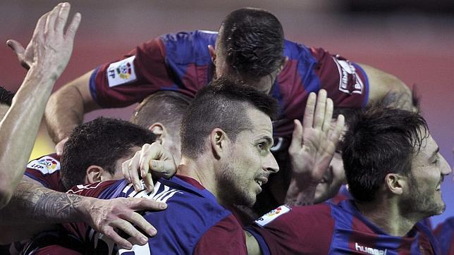 Los jugadores del Eibar felicitan a Manu del Moral tras marcar ante el Getafe