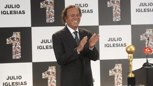 El cantante Julio Iglesias recibe el premio a toda una carrera en Madrid
