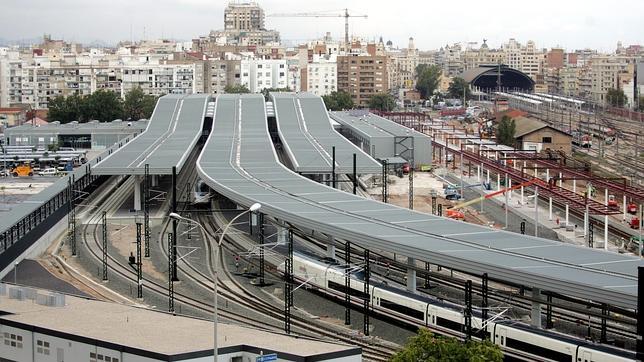 Un joven accede a las vías e interrumpe la circulación de varios trenes de cercanías