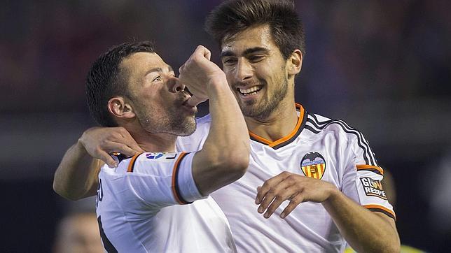 Javi Fuego celebra un gol al Sevilla en Mestalla en un partido liguero