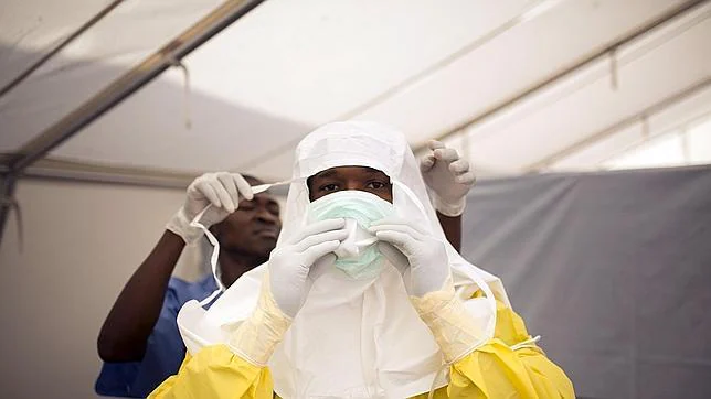 Un médico se prepara para atender a los pacientes en Sierra Leona