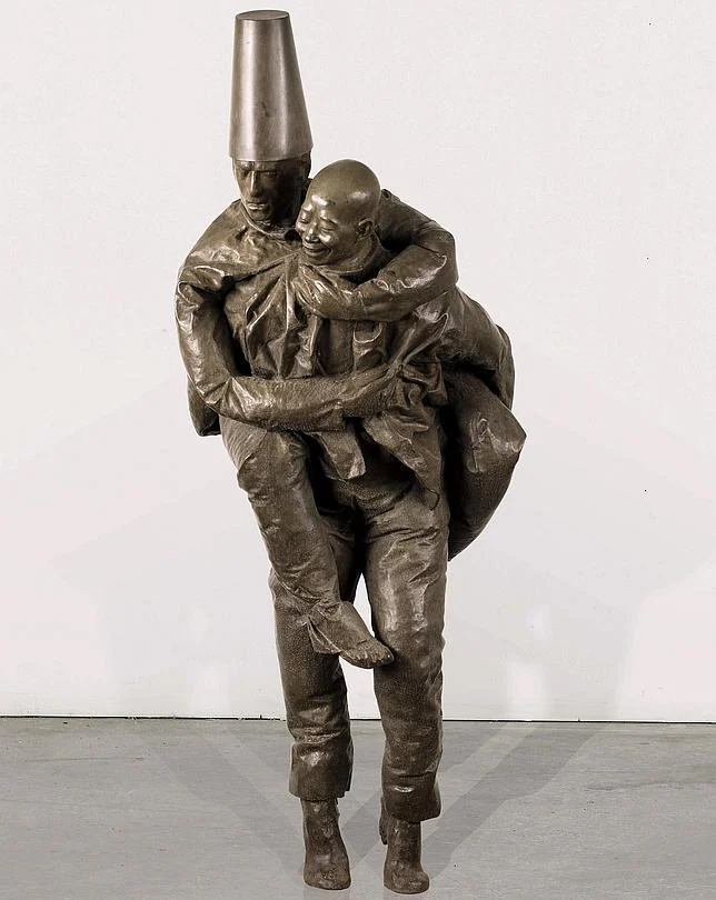 Fotografía de la escultura «Piggyback (Caucasian piggyback on Chinese)», de Juan Muñoz, que se vendió por 556.602 euros en una subasta en Sotheby's
