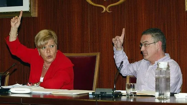 La alcaldesa de Novelda, Milagrosa Martínez, votando junto al portavoz del PP, Rafael Sanz