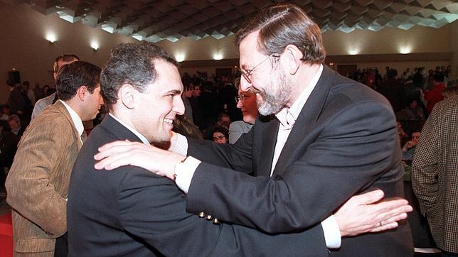 Rafael Simancas y Jaime Lissavetzky, en una foto de un congreso extraordinario de la Federación Socialista Madrileña, en 2000