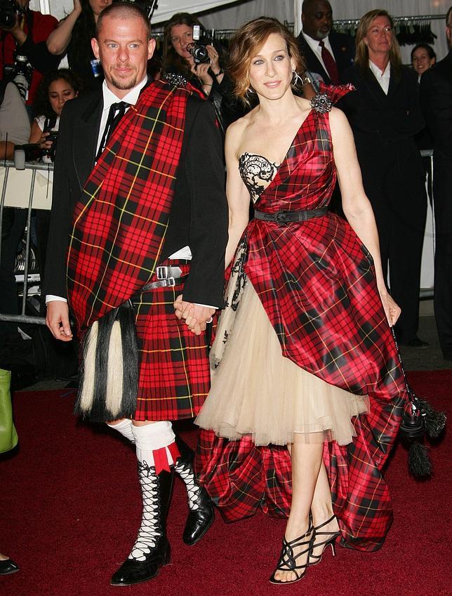 Alexander McQueen junto a Sarah Jessica Parker en mayo de 2006