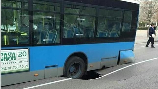 Un bus de la EMT se hunde en un socavón en Aluche