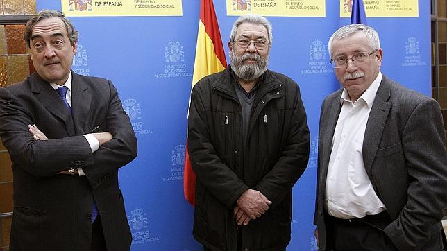 El presidente de la CEOE, Juan Rosell (i), y los secretarios generales de UGT, Cándido Méndez (c), y de CCOO, Ignacio Fernández Toxo (d)