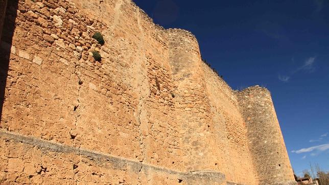 Comienza la restauración de dos lienzos del castillo de Piedra Bermeja