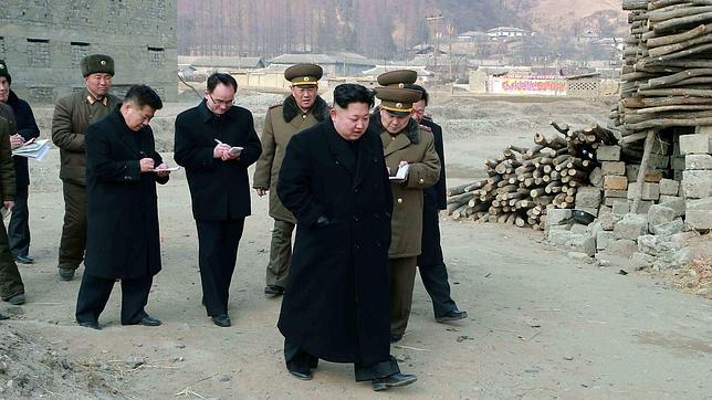 Kim Jong-un supervisa una zona de ejercicios militares el pasado martes