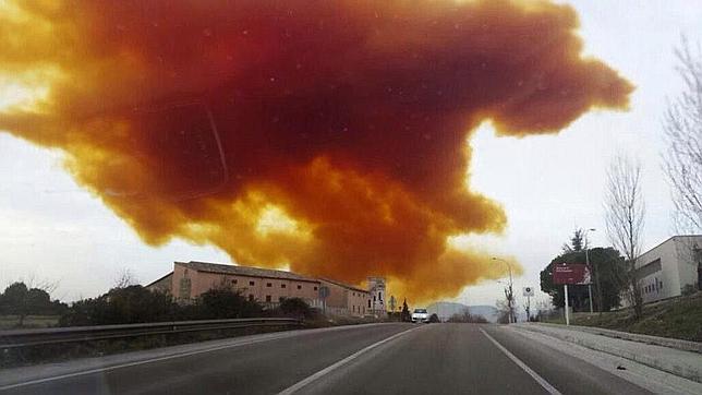 Seis heridos tras la explosión en Igualada y miles de vecinos confinados por la nube química