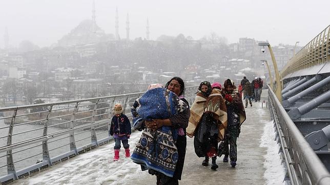 Refugiados sirios se dirigen al metro de Estambul para protegerse de la nieve