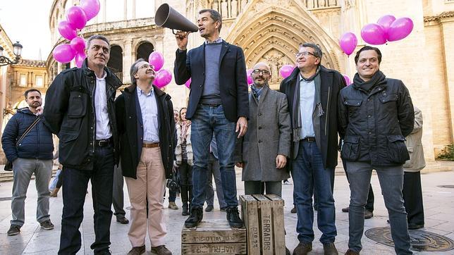 Toni Cantó, este viernes en la plaza de la Virgen sobre un cajón de naranjas y megáfono en mano