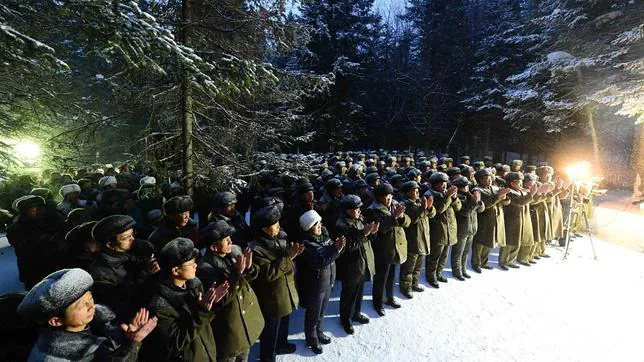 Varias personas durante una marcha hacia la casa natal del fallecido líder norcoreano Kim Jong-il