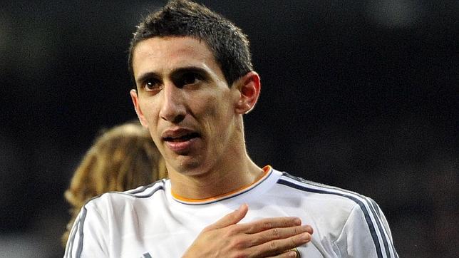 Di María pone su mano en el escudo del Madrid, pero tuvo malos gestos acomodándose sus genitales ante la afición