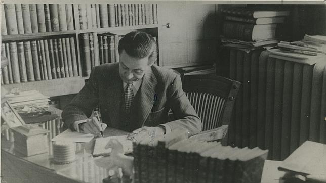 Enrique Jardiel Poncela, escribiendo en su despacho