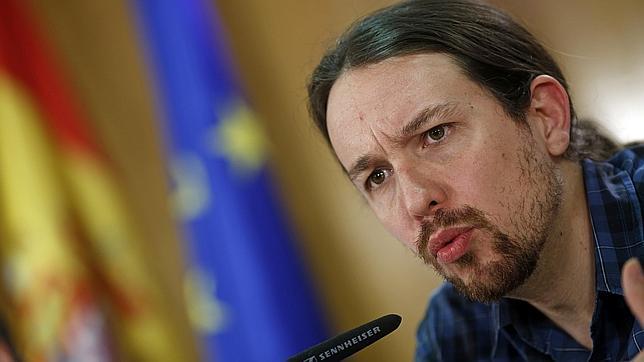 Pablo Iglesias busca una foto con el Rey cuya Monarquía quiere abolir