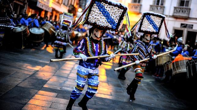 La Primera Máscarada Ibérica reunió en Viana do Bolo, en enero, a personajes del Carnaval del noroeste de España