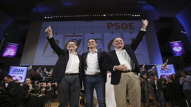 Ximo Puig, Pedro Sánchez y Joan Calabuig, durante un acrto del PSOE celebrado en Valencia