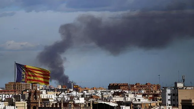 Imagen la columna de humo vista desde Valencia capital