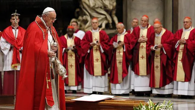 El Papa, hoy lunes, durante el funeral del cardenal Karl Josef Becker
