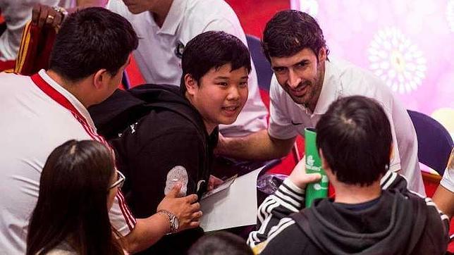 Raúl, durante una firma de autógrafos en Hong Kong