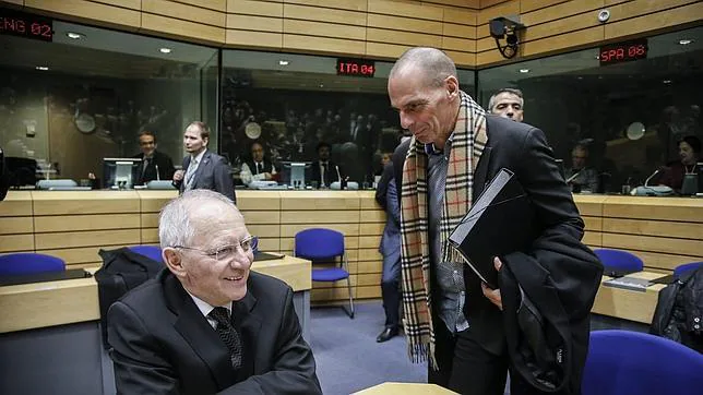 Los ministros de Finanzas germano (izqda) y heleno (dch) durante el Eurogrupo de la semana pasada