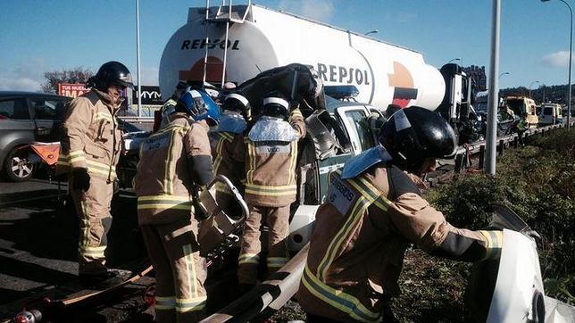 Un camión cisterna arrolla a una patrulla de la Guardia Civil en Vigo