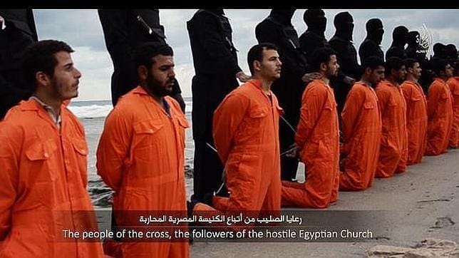 Imagen del vídeo difundido por la filial del Estado Islámico en Libia, que muestra la decapitación de los coptos