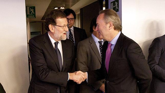 Fabra y Rajoy se saludan, este lunes, en la sede de la dirección nacional del PP