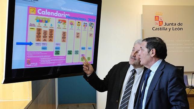 El director general de Salud Pública muestra al consejero cómo queda el calendario de vacunaciones