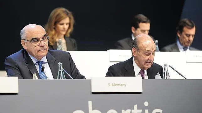 Salvador Alemany, presidente de Abertis (izda) junto a otro consejero de la compañía, el ex convergente Miquel Roca