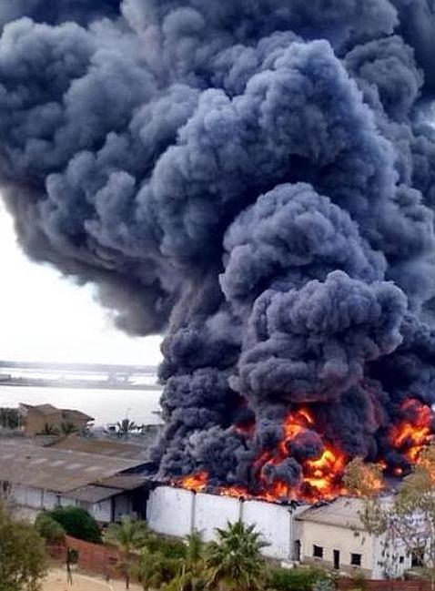 Extinguido un espectacular incendio que inundó de humo la capital onubense