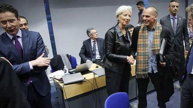 La directora gerente del Fondo Monetario Internacional (FMI), Christine Lagarde (c), saluda al ministro de Finanzas griego, Yanis Varufakis