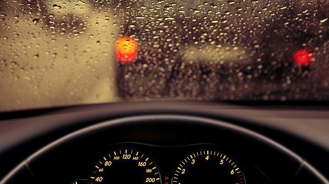 Con lluvia, extreme la precaución: tener un accidente es entonces más fácil de lo que parece.