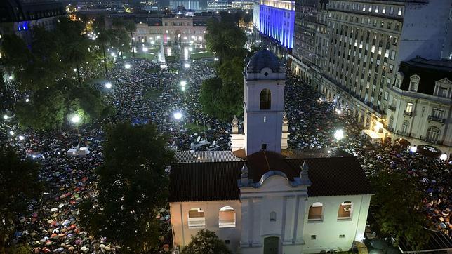 Más de 400.000 personas participan en una marcha silenciosa en Buenos Aires en recuerdo del fiscal Alberto Nisman