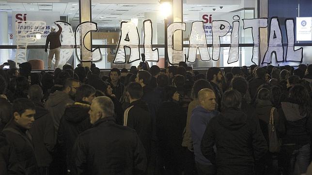 Un grupo de radicales ataca bancos, comercios y el Palacio de Justicia de Valencia