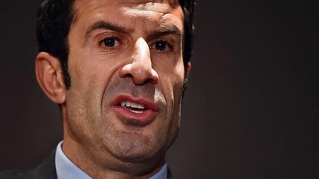 Figo elude la refriega con Blatter en su carrera hacia la FIFA