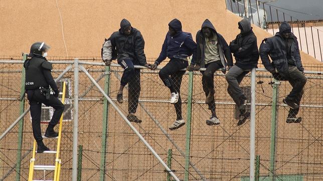 Bajan de la valla de Melilla 15 inmigrantes tras resistirse más de cinco horas